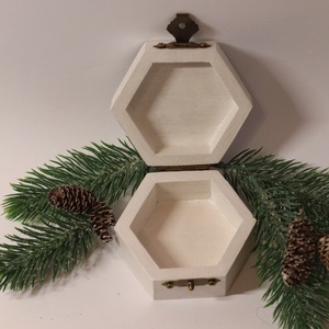 Fehér karácsonyi ajándékdoboz - karácsony - karácsonyi ajándékozás - karácsonyi ajándékcsomagolás - Meska.hu