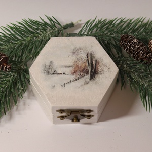 Fehér ajándékdoboz téli tájjal, Karácsony, Karácsonyi ajándékozás, Karácsonyi ajándékcsomagolás, Decoupage, transzfer és szalvétatechnika, MESKA