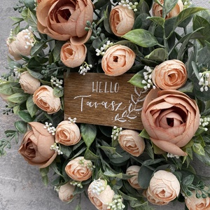 Eukaliptusz koszorú boglárka virágokkal díszítve - otthon & életmód - dekoráció - ajtó- és ablak dekoráció - ajtódísz & kopogtató - Meska.hu