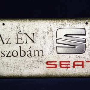 SEAT emblémás ÉN SZOBÁM tábla, Otthon & Lakás, Ajtódísz & Kopogtató, Dekoráció, Ajtó- és ablak dekoráció, Decoupage, transzfer és szalvétatechnika, Meska