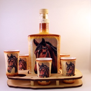 Ló motívummal díszített  pálinkás szett . ( 0,5 l üveg+6x50 ml pohár +tartó )  - Meska.hu