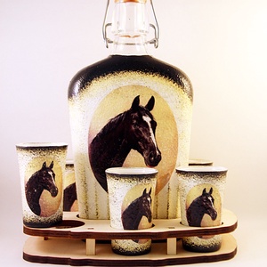 Ló motívummal díszített  pálinkás szett . ( 0,5 l üveg+6x50 ml pohár +tartó )  - Meska.hu