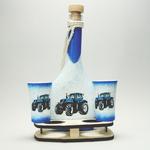 New Holland traktorral ( T8 ) díszített  kis pálinkás kínáló szett mezőgazdászoknak   - otthon & életmód - konyhafelszerelés, tálalás - tálalás - pálinkás poharak, szettek - Meska.hu