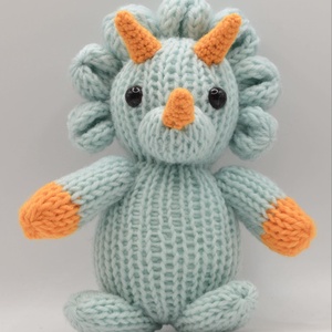 Kézi kötésű (amigurumi) állatfigura - Triceratopsz dínó (fiúknak, lányoknak minden alkalomra), Játék & Sport, Plüssállat & Játékfigura, Plüss dínók, Horgolás, Kötés, MESKA