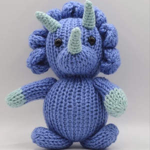 Kézi kötésű (amigurumi) állatfigura - Triceratopsz dínó (fiúknak, lányoknak minden alkalomra) - játék & sport - plüssállat & játékfigura - plüss dínók - Meska.hu
