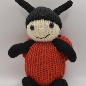 Kézi kötésű (amigurumi) állatfigura - Katica (fiúknak, lányoknak minden alkalomra), Játék & Sport, Plüssállat & Játékfigura, Más figura, Horgolás, Kötés, MESKA