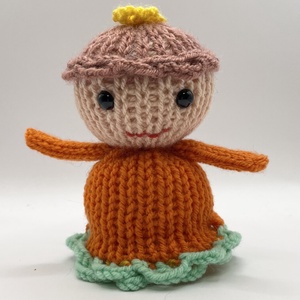 Kézi kötésű (amigurumi) figura - Muffin baba(fiúknak, lányoknak minden alkalomra) - játék & sport - plüssállat & játékfigura - manó - Meska.hu