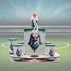 Szurkolói ajándék férfiaknak -  zöld sassal díszített pálinka kínáló szett - Meska.hu