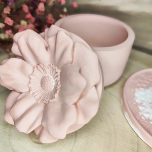 Színes virágos tetejű tároló alátéttel - otthon & életmód - dekoráció - dísztárgy - Meska.hu