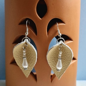 Levél alakú gyönggyel díszített bőr fülbevaló - ékszer - fülbevaló - lógó csepp fülbevaló - Meska.hu