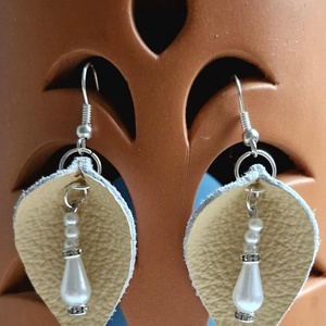 Levél alakú gyönggyel díszített bőr fülbevaló - ékszer - fülbevaló - lógó csepp fülbevaló - Meska.hu