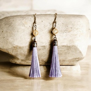 Halvány lila selyembojtos fülbevaló roppantott hegyikristály ásványgyönggyel, Ékszer, Fülbevaló, Lógó fülbevaló, Ékszerkészítés, MESKA