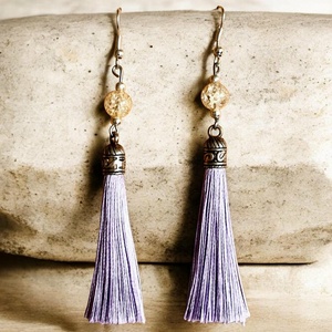 Halvány lila selyembojtos fülbevaló roppantott hegyikristály ásványgyönggyel - ékszer - fülbevaló - lógó fülbevaló - Meska.hu