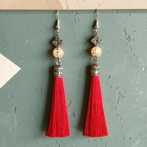 Piros selyembojtos fülbevaló roppantott hegyikristály ásványgyönggyel - ékszer - fülbevaló - lógó fülbevaló - Meska.hu