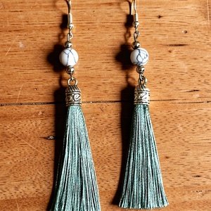 Menta színű selyembojtos fülbevaló howlit ásványgyönggyel, Ékszer, Fülbevaló, Lógó fülbevaló, Ékszerkészítés, MESKA