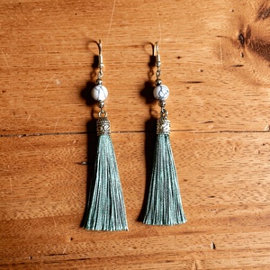 Menta színű selyembojtos fülbevaló howlit ásványgyönggyel - ékszer - fülbevaló - lógó fülbevaló - Meska.hu