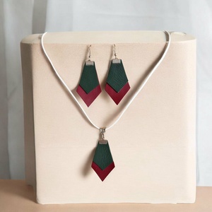 Modern bőr ékszerszett � sötétzöld és burgundi rombusz, kézműves design - ékszer - ékszerszett - Meska.hu