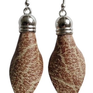 Lógós bőr fülbevaló - Meska.hu