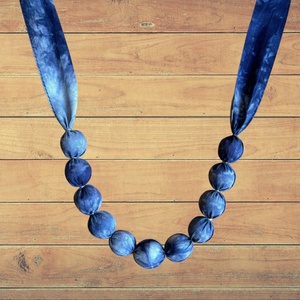 Kék batikolt textil nyaklánc, Ékszer, Nyaklánc, Bogyós nyaklánc, Ékszerkészítés, Varrás, Ha szereted a különleges, kézműves kiegészítőket, amik nem jönnek szembe az utcán, ez a darab tökél..., MESKA