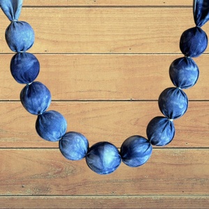 Kék batikolt textil nyaklánc - ékszer - nyaklánc - bogyós nyaklánc - Meska.hu