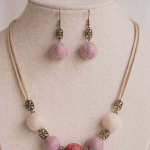 Nemez ékszerszett � Terrakotta, púder és krém gyapjúgolyók valódi bőrön, Ékszer, Ékszerszett, Ékszerkészítés, Nemezelés, MESKA