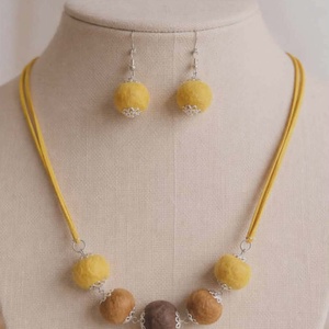 Egyedi nemez ékszerszett � Mustársárga és földbarna gyapjúgolyók valódi bőrön, Ékszer, Ékszerszett, Ékszerkészítés, Nemezelés, MESKA