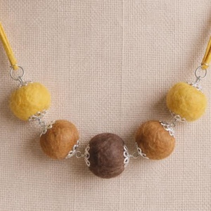 Egyedi nemez ékszerszett � Mustársárga és földbarna gyapjúgolyók valódi bőrön - ékszer - ékszerszett - Meska.hu