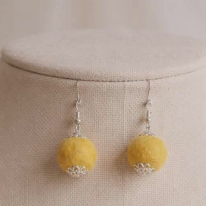 Egyedi nemez ékszerszett � Mustársárga és földbarna gyapjúgolyók valódi bőrön - ékszer - ékszerszett - Meska.hu