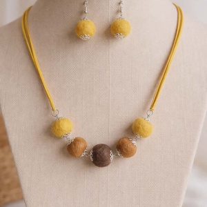 Egyedi nemez ékszerszett � Mustársárga és földbarna gyapjúgolyók valódi bőrön - ékszer - ékszerszett - Meska.hu