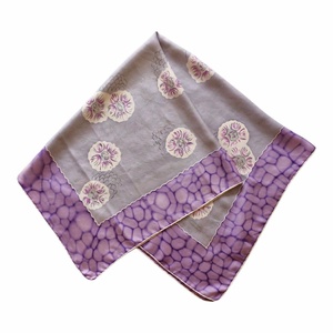 Vintage hernyóselyem kendő � Kézzel pödört szegéllyel, lila virágos és mozaikmintás (76x76 cm) - Meska.hu