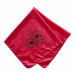 Élénk pink vintage kendő � Minimalista fekete virágmintával a sarkában (70x70cm) - Meska.hu