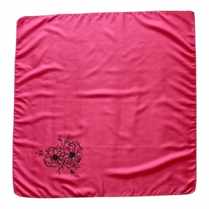 Élénk pink vintage kendő � Minimalista fekete virágmintával a sarkában (70x70cm) - ruha & divat - sál, sapka, kendő - kendő - Meska.hu