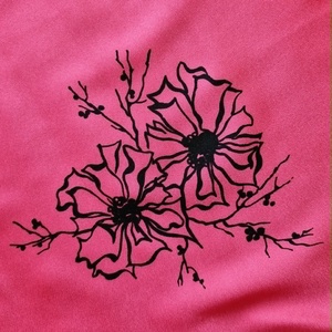 Élénk pink vintage kendő � Minimalista fekete virágmintával a sarkában (70x70cm) - ruha & divat - sál, sapka, kendő - kendő - Meska.hu