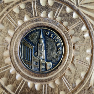 Kézzel Faragott Fa Dísztányér � Eszék (Osijek) Székesegyház Réz Plakettel (18 cm) - otthon & életmód - dekoráció - dísztárgy - Meska.hu