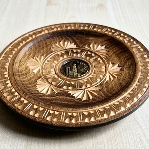 Kézzel Faragott Fa Dísztányér � Eszék (Osijek) Székesegyház Réz Plakettel (18 cm) - otthon & életmód - dekoráció - dísztárgy - Meska.hu