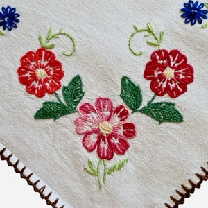 Hímzett Virágos Terítő � Vintage Kézimunka (50x55 cm) - otthon & életmód - lakástextil - abrosz, terítő - asztalközép terítő - Meska.hu