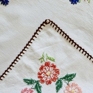 Hímzett Virágos Terítő � Vintage Kézimunka (50x55 cm) - otthon & életmód - lakástextil - abrosz, terítő - asztalközép terítő - Meska.hu