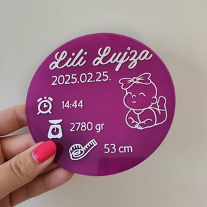 Baba névtábla bejelentő, baba emlékörző korong- születési adatokkal + tartóval - otthon & életmód - babaszoba, gyerekszoba - gyerek névtábla - Meska.hu
