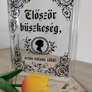 Kézzel készült plexi váza - romantikus könyvmolyoknak (Büszkeség és balítélet, Bridgerton, Klasszikus irodalom) - otthon & életmód - dekoráció - virágdísz és tartó - váza - Meska.hu