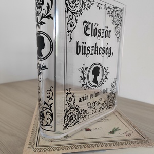 Kézzel készült plexi váza - romantikus könyvmolyoknak (Büszkeség és balítélet, Bridgerton, Klasszikus irodalom) - otthon & életmód - dekoráció - virágdísz és tartó - váza - Meska.hu