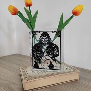 Kézzel készült plexi váza - dark romance rajongó könyvmolyoknak (Haunting Adeline és The Ritual)) - otthon & életmód - dekoráció - virágdísz és tartó - váza - Meska.hu