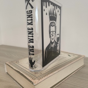 Kézzel készült plexi váza - horror, thriller rajongó könyvmolyoknak (Stephen King) - otthon & életmód - dekoráció - virágdísz és tartó - váza - Meska.hu