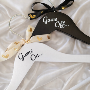 Vicces esküvői vállfa szett - menyasszony és vőlegény , Esküvő, Dekoráció, Helyszíni dekor, Mindenmás, MESKA