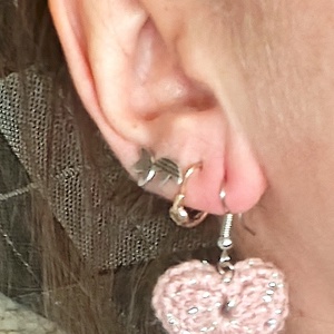 Horgolt szív alakú fülbevaló - ékszer - fülbevaló - lógó fülbevaló - Meska.hu