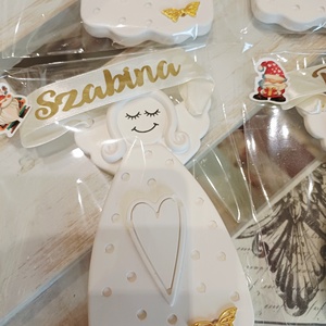 Kerámia angyalka névre szóló szalaggal - karácsony - karácsonyi lakásdekoráció - karácsonyfadíszek - Meska.hu