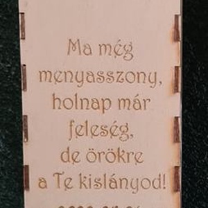 Szülőköszöntő - Gravírozott bortartó - esküvő - emlék & ajándék - szülőköszöntő ajándék - Meska.hu