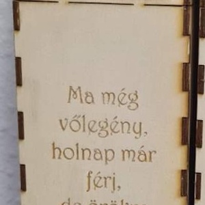 Egyedi gravírozott bortartó - esküvő - emlék & ajándék - szülőköszöntő ajándék - Meska.hu