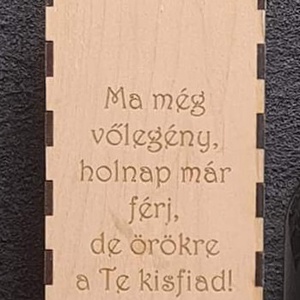 Egyedi gravírozott bortartó - esküvő - emlék & ajándék - szülőköszöntő ajándék - Meska.hu