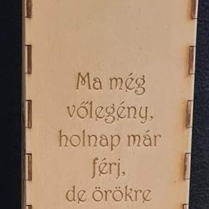 Egyedi gravírozott bortartó - esküvő - emlék & ajándék - szülőköszöntő ajándék - Meska.hu