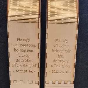 Egyedi gravírozott bortartó szett - esküvő - emlék & ajándék - szülőköszöntő ajándék - Meska.hu